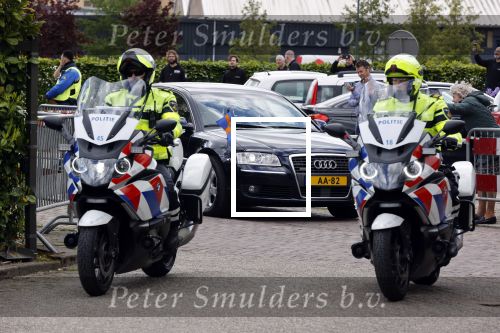 Weesp 26 mei 2021
Koningin Maxima bezoekt de firma Smit&zoon die dit jaar 200 jaar bestaan. Maxima draagt mondkapje en een nieuwe armband die ze van haar man Koning Willem Alexander heeft gehad voor haar 50e verjaardag.