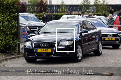 Weesp 26 mei 2021
Koningin Maxima bezoekt de firma Smit&zoon die dit jaar 200 jaar bestaan. Maxima draagt mondkapje en een nieuwe armband die ze van haar man Koning Willem Alexander heeft gehad voor haar 50e verjaardag.