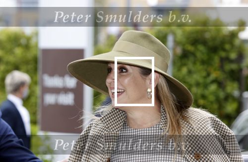 Weesp 26 mei 2021
Koningin Maxima bezoekt de firma Smit&zoon die dit jaar 200 jaar bestaan. Maxima draagt mondkapje en een nieuwe armband die ze van haar man Koning Willem Alexander heeft gehad voor haar 50e verjaardag.