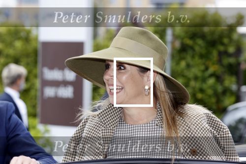 Weesp 26 mei 2021
Koningin Maxima bezoekt de firma Smit&zoon die dit jaar 200 jaar bestaan. Maxima draagt mondkapje en een nieuwe armband die ze van haar man Koning Willem Alexander heeft gehad voor haar 50e verjaardag.