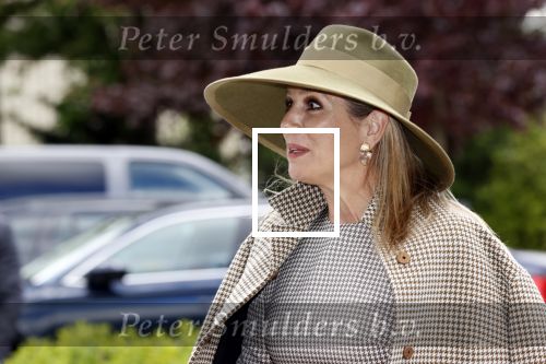 Weesp 26 mei 2021
Koningin Maxima bezoekt de firma Smit&zoon die dit jaar 200 jaar bestaan. Maxima draagt mondkapje en een nieuwe armband die ze van haar man Koning Willem Alexander heeft gehad voor haar 50e verjaardag.