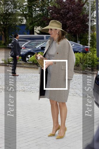 Weesp 26 mei 2021
Koningin Maxima bezoekt de firma Smit&zoon die dit jaar 200 jaar bestaan. Maxima draagt mondkapje en een nieuwe armband die ze van haar man Koning Willem Alexander heeft gehad voor haar 50e verjaardag.