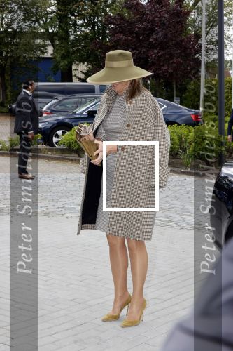 Weesp 26 mei 2021
Koningin Maxima bezoekt de firma Smit&zoon die dit jaar 200 jaar bestaan. Maxima draagt mondkapje en een nieuwe armband die ze van haar man Koning Willem Alexander heeft gehad voor haar 50e verjaardag.