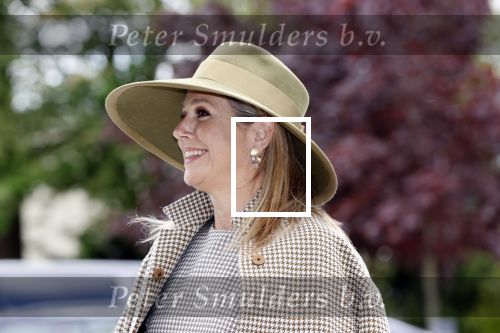Weesp 26 mei 2021
Koningin Maxima bezoekt de firma Smit&zoon die dit jaar 200 jaar bestaan. Maxima draagt mondkapje en een nieuwe armband die ze van haar man Koning Willem Alexander heeft gehad voor haar 50e verjaardag.