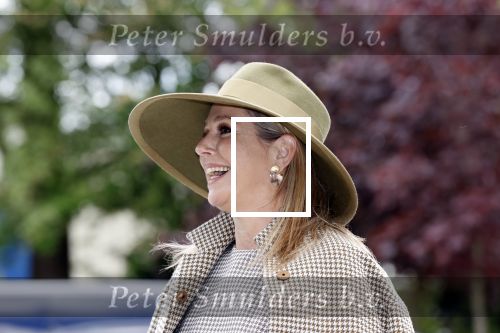 Weesp 26 mei 2021
Koningin Maxima bezoekt de firma Smit&zoon die dit jaar 200 jaar bestaan. Maxima draagt mondkapje en een nieuwe armband die ze van haar man Koning Willem Alexander heeft gehad voor haar 50e verjaardag.
