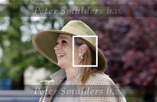 Weesp 26 mei 2021
Koningin Maxima bezoekt de firma Smit&zoon die dit jaar 200 jaar bestaan. Maxima draagt mondkapje en een nieuwe armband die ze van haar man Koning Willem Alexander heeft gehad voor haar 50e verjaardag.