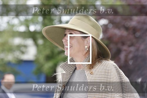 Weesp 26 mei 2021
Koningin Maxima bezoekt de firma Smit&zoon die dit jaar 200 jaar bestaan. Maxima draagt mondkapje en een nieuwe armband die ze van haar man Koning Willem Alexander heeft gehad voor haar 50e verjaardag.