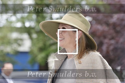 Weesp 26 mei 2021
Koningin Maxima bezoekt de firma Smit&zoon die dit jaar 200 jaar bestaan. Maxima draagt mondkapje en een nieuwe armband die ze van haar man Koning Willem Alexander heeft gehad voor haar 50e verjaardag.