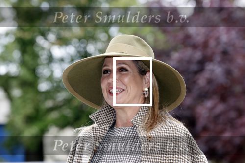Weesp 26 mei 2021
Koningin Maxima bezoekt de firma Smit&zoon die dit jaar 200 jaar bestaan. Maxima draagt mondkapje en een nieuwe armband die ze van haar man Koning Willem Alexander heeft gehad voor haar 50e verjaardag.