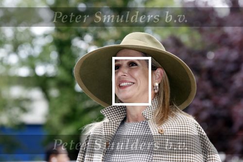 Weesp 26 mei 2021
Koningin Maxima bezoekt de firma Smit&zoon die dit jaar 200 jaar bestaan. Maxima draagt mondkapje en een nieuwe armband die ze van haar man Koning Willem Alexander heeft gehad voor haar 50e verjaardag.