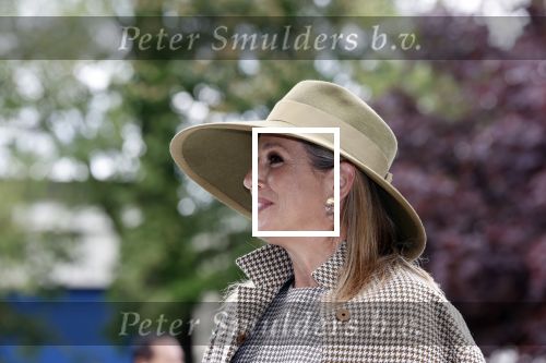 Weesp 26 mei 2021
Koningin Maxima bezoekt de firma Smit&zoon die dit jaar 200 jaar bestaan. Maxima draagt mondkapje en een nieuwe armband die ze van haar man Koning Willem Alexander heeft gehad voor haar 50e verjaardag.