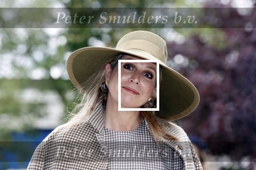 Weesp 26 mei 2021
Koningin Maxima bezoekt de firma Smit&zoon die dit jaar 200 jaar bestaan. Maxima draagt mondkapje en een nieuwe armband die ze van haar man Koning Willem Alexander heeft gehad voor haar 50e verjaardag.