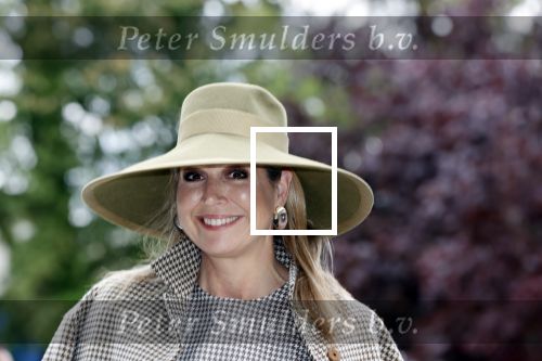 Weesp 26 mei 2021
Koningin Maxima bezoekt de firma Smit&zoon die dit jaar 200 jaar bestaan. Maxima draagt mondkapje en een nieuwe armband die ze van haar man Koning Willem Alexander heeft gehad voor haar 50e verjaardag.