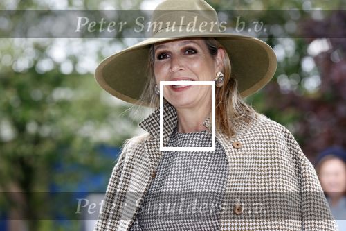 Weesp 26 mei 2021
Koningin Maxima bezoekt de firma Smit&zoon die dit jaar 200 jaar bestaan. Maxima draagt mondkapje en een nieuwe armband die ze van haar man Koning Willem Alexander heeft gehad voor haar 50e verjaardag.