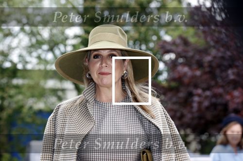 Weesp 26 mei 2021
Koningin Maxima bezoekt de firma Smit&zoon die dit jaar 200 jaar bestaan. Maxima draagt mondkapje en een nieuwe armband die ze van haar man Koning Willem Alexander heeft gehad voor haar 50e verjaardag.