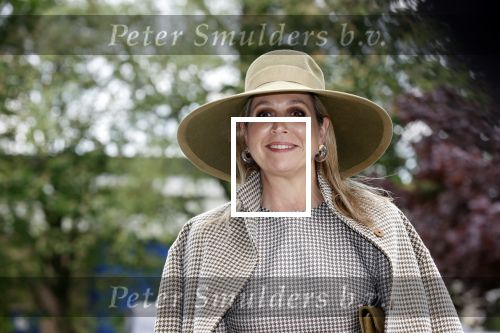 Weesp 26 mei 2021
Koningin Maxima bezoekt de firma Smit&zoon die dit jaar 200 jaar bestaan. Maxima draagt mondkapje en een nieuwe armband die ze van haar man Koning Willem Alexander heeft gehad voor haar 50e verjaardag.