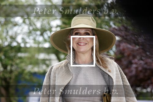 Weesp 26 mei 2021
Koningin Maxima bezoekt de firma Smit&zoon die dit jaar 200 jaar bestaan. Maxima draagt mondkapje en een nieuwe armband die ze van haar man Koning Willem Alexander heeft gehad voor haar 50e verjaardag.