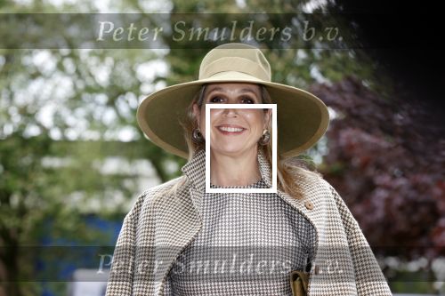 Weesp 26 mei 2021
Koningin Maxima bezoekt de firma Smit&zoon die dit jaar 200 jaar bestaan. Maxima draagt mondkapje en een nieuwe armband die ze van haar man Koning Willem Alexander heeft gehad voor haar 50e verjaardag.