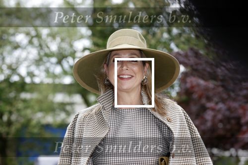 Weesp 26 mei 2021
Koningin Maxima bezoekt de firma Smit&zoon die dit jaar 200 jaar bestaan. Maxima draagt mondkapje en een nieuwe armband die ze van haar man Koning Willem Alexander heeft gehad voor haar 50e verjaardag.