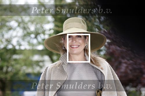 Weesp 26 mei 2021
Koningin Maxima bezoekt de firma Smit&zoon die dit jaar 200 jaar bestaan. Maxima draagt mondkapje en een nieuwe armband die ze van haar man Koning Willem Alexander heeft gehad voor haar 50e verjaardag.