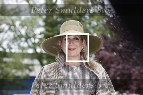 Weesp 26 mei 2021
Koningin Maxima bezoekt de firma Smit&zoon die dit jaar 200 jaar bestaan. Maxima draagt mondkapje en een nieuwe armband die ze van haar man Koning Willem Alexander heeft gehad voor haar 50e verjaardag.