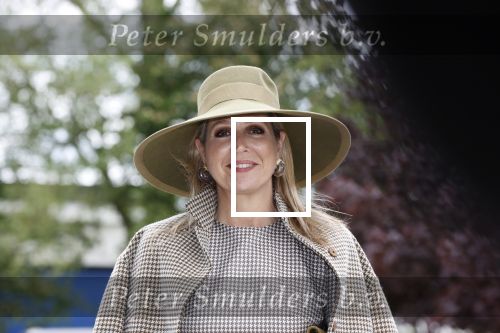 Weesp 26 mei 2021
Koningin Maxima bezoekt de firma Smit&zoon die dit jaar 200 jaar bestaan. Maxima draagt mondkapje en een nieuwe armband die ze van haar man Koning Willem Alexander heeft gehad voor haar 50e verjaardag.