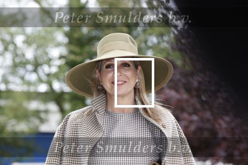 Weesp 26 mei 2021
Koningin Maxima bezoekt de firma Smit&zoon die dit jaar 200 jaar bestaan. Maxima draagt mondkapje en een nieuwe armband die ze van haar man Koning Willem Alexander heeft gehad voor haar 50e verjaardag.