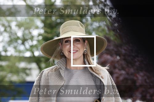 Weesp 26 mei 2021
Koningin Maxima bezoekt de firma Smit&zoon die dit jaar 200 jaar bestaan. Maxima draagt mondkapje en een nieuwe armband die ze van haar man Koning Willem Alexander heeft gehad voor haar 50e verjaardag.