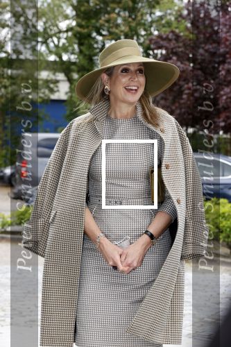 Weesp 26 mei 2021
Koningin Maxima bezoekt de firma Smit&zoon die dit jaar 200 jaar bestaan. Maxima draagt mondkapje en een nieuwe armband die ze van haar man Koning Willem Alexander heeft gehad voor haar 50e verjaardag.