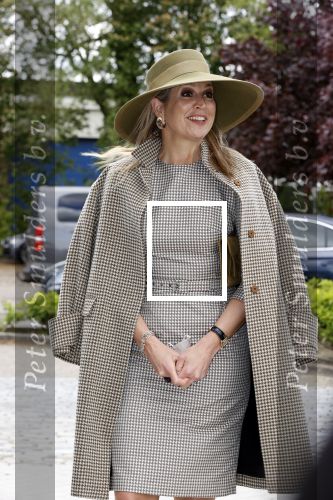 Weesp 26 mei 2021
Koningin Maxima bezoekt de firma Smit&zoon die dit jaar 200 jaar bestaan. Maxima draagt mondkapje en een nieuwe armband die ze van haar man Koning Willem Alexander heeft gehad voor haar 50e verjaardag.