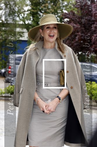 Weesp 26 mei 2021
Koningin Maxima bezoekt de firma Smit&zoon die dit jaar 200 jaar bestaan. Maxima draagt mondkapje en een nieuwe armband die ze van haar man Koning Willem Alexander heeft gehad voor haar 50e verjaardag.