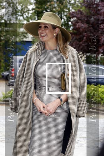 Weesp 26 mei 2021
Koningin Maxima bezoekt de firma Smit&zoon die dit jaar 200 jaar bestaan. Maxima draagt mondkapje en een nieuwe armband die ze van haar man Koning Willem Alexander heeft gehad voor haar 50e verjaardag.