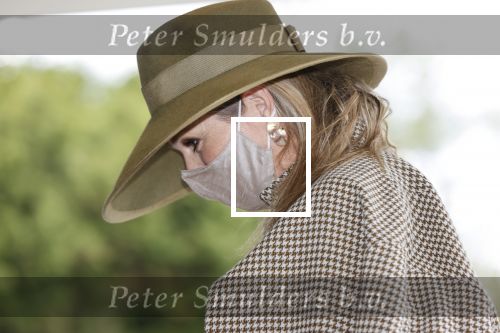 Weesp 26 mei 2021
Koningin Maxima bezoekt de firma Smit&zoon die dit jaar 200 jaar bestaan. Maxima draagt mondkapje en een nieuwe armband die ze van haar man Koning Willem Alexander heeft gehad voor haar 50e verjaardag.