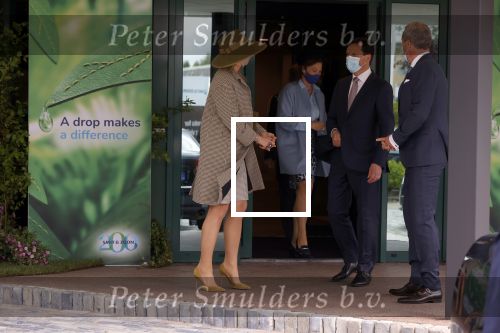 Weesp 26 mei 2021
Koningin Maxima bezoekt de firma Smit&zoon die dit jaar 200 jaar bestaan. Maxima draagt mondkapje en een nieuwe armband die ze van haar man Koning Willem Alexander heeft gehad voor haar 50e verjaardag.