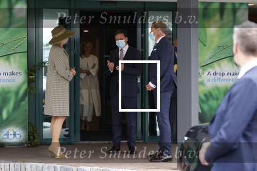 Weesp 26 mei 2021
Koningin Maxima bezoekt de firma Smit&zoon die dit jaar 200 jaar bestaan. Maxima draagt mondkapje en een nieuwe armband die ze van haar man Koning Willem Alexander heeft gehad voor haar 50e verjaardag.