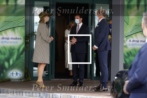 Weesp 26 mei 2021
Koningin Maxima bezoekt de firma Smit&zoon die dit jaar 200 jaar bestaan. Maxima draagt mondkapje en een nieuwe armband die ze van haar man Koning Willem Alexander heeft gehad voor haar 50e verjaardag.