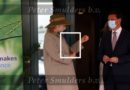 Weesp 26 mei 2021
Koningin Maxima bezoekt de firma Smit&zoon die dit jaar 200 jaar bestaan. Maxima draagt mondkapje en een nieuwe armband die ze van haar man Koning Willem Alexander heeft gehad voor haar 50e verjaardag.