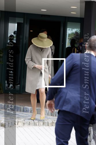 Weesp 26 mei 2021
Koningin Maxima bezoekt de firma Smit&zoon die dit jaar 200 jaar bestaan. Maxima draagt mondkapje en een nieuwe armband die ze van haar man Koning Willem Alexander heeft gehad voor haar 50e verjaardag.