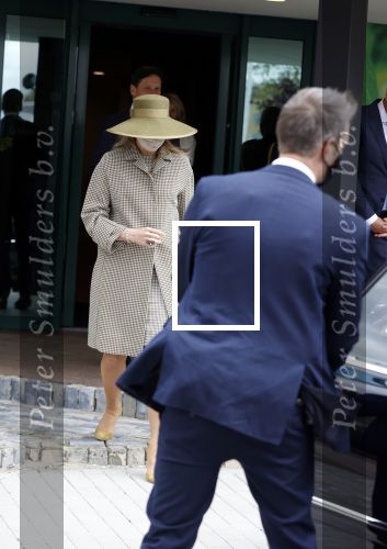 Weesp 26 mei 2021
Koningin Maxima bezoekt de firma Smit&zoon die dit jaar 200 jaar bestaan. Maxima draagt mondkapje en een nieuwe armband die ze van haar man Koning Willem Alexander heeft gehad voor haar 50e verjaardag.