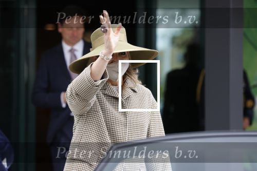 Weesp 26 mei 2021
Koningin Maxima bezoekt de firma Smit&zoon die dit jaar 200 jaar bestaan. Maxima draagt mondkapje en een nieuwe armband die ze van haar man Koning Willem Alexander heeft gehad voor haar 50e verjaardag.