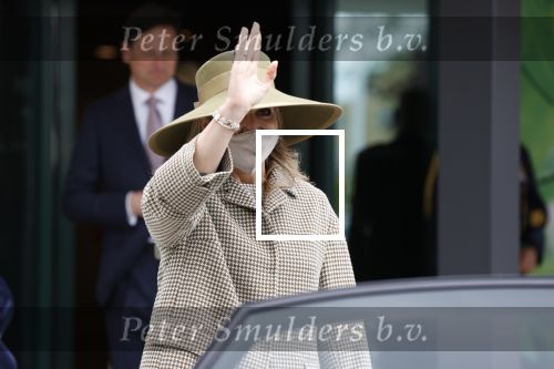 Weesp 26 mei 2021
Koningin Maxima bezoekt de firma Smit&zoon die dit jaar 200 jaar bestaan. Maxima draagt mondkapje en een nieuwe armband die ze van haar man Koning Willem Alexander heeft gehad voor haar 50e verjaardag.