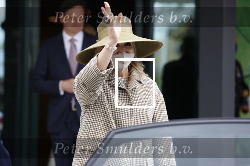 Weesp 26 mei 2021
Koningin Maxima bezoekt de firma Smit&zoon die dit jaar 200 jaar bestaan. Maxima draagt mondkapje en een nieuwe armband die ze van haar man Koning Willem Alexander heeft gehad voor haar 50e verjaardag.