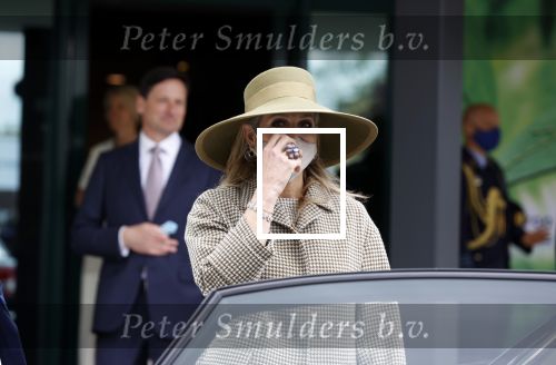 Weesp 26 mei 2021
Koningin Maxima bezoekt de firma Smit&zoon die dit jaar 200 jaar bestaan. Maxima draagt mondkapje en een nieuwe armband die ze van haar man Koning Willem Alexander heeft gehad voor haar 50e verjaardag.