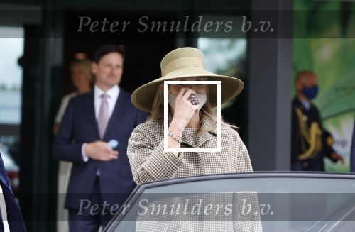 Weesp 26 mei 2021
Koningin Maxima bezoekt de firma Smit&zoon die dit jaar 200 jaar bestaan. Maxima draagt mondkapje en een nieuwe armband die ze van haar man Koning Willem Alexander heeft gehad voor haar 50e verjaardag.