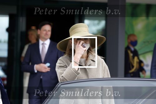 Weesp 26 mei 2021
Koningin Maxima bezoekt de firma Smit&zoon die dit jaar 200 jaar bestaan. Maxima draagt mondkapje en een nieuwe armband die ze van haar man Koning Willem Alexander heeft gehad voor haar 50e verjaardag.