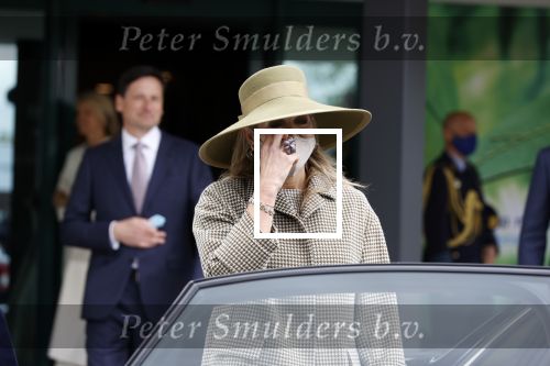 Weesp 26 mei 2021
Koningin Maxima bezoekt de firma Smit&zoon die dit jaar 200 jaar bestaan. Maxima draagt mondkapje en een nieuwe armband die ze van haar man Koning Willem Alexander heeft gehad voor haar 50e verjaardag.