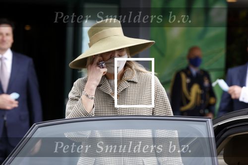 Weesp 26 mei 2021
Koningin Maxima bezoekt de firma Smit&zoon die dit jaar 200 jaar bestaan. Maxima draagt mondkapje en een nieuwe armband die ze van haar man Koning Willem Alexander heeft gehad voor haar 50e verjaardag.