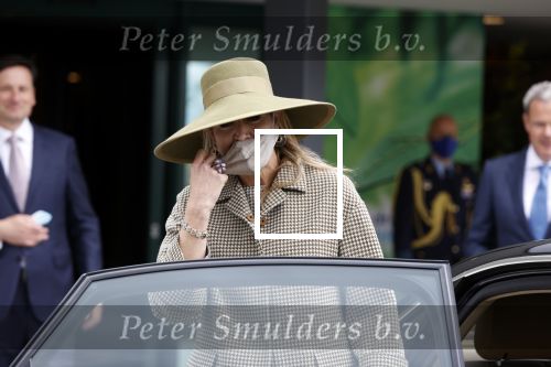 Weesp 26 mei 2021
Koningin Maxima bezoekt de firma Smit&zoon die dit jaar 200 jaar bestaan. Maxima draagt mondkapje en een nieuwe armband die ze van haar man Koning Willem Alexander heeft gehad voor haar 50e verjaardag.