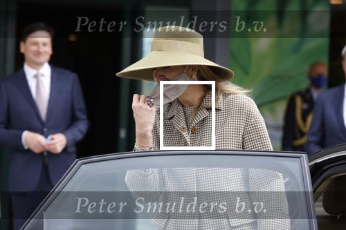 Weesp 26 mei 2021
Koningin Maxima bezoekt de firma Smit&zoon die dit jaar 200 jaar bestaan. Maxima draagt mondkapje en een nieuwe armband die ze van haar man Koning Willem Alexander heeft gehad voor haar 50e verjaardag.
