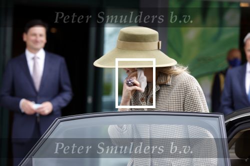 Weesp 26 mei 2021
Koningin Maxima bezoekt de firma Smit&zoon die dit jaar 200 jaar bestaan. Maxima draagt mondkapje en een nieuwe armband die ze van haar man Koning Willem Alexander heeft gehad voor haar 50e verjaardag.